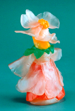 6 4 Für die Arme bzw. Ärmel des Kleides zwei längliche Blütenblätter modellieren, wie einen Ärmel einschlagen und in Schulterhöhe festkleben (siehe Abbildung 5).