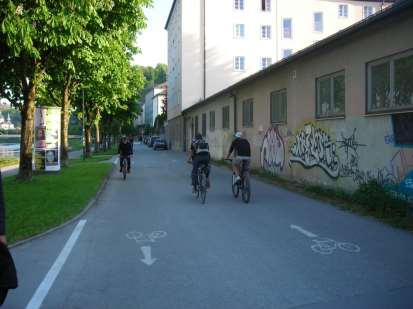 Radfahren im Ortsgebiet Innerorts Nebenstraßen Mischverkehr Mischverkehr = auf der Fahrbahn bei