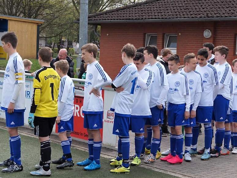 13 UNSERE HOTSPURS ( 1. C ) SIEGER IM DERBY Sprüche über Schiedsrichter Mit 4:1 Toren wurde der Sieg gegen den FSV Geesthacht gefeiert Derbysieger und Zuschauerzahlen wie bei der 1.