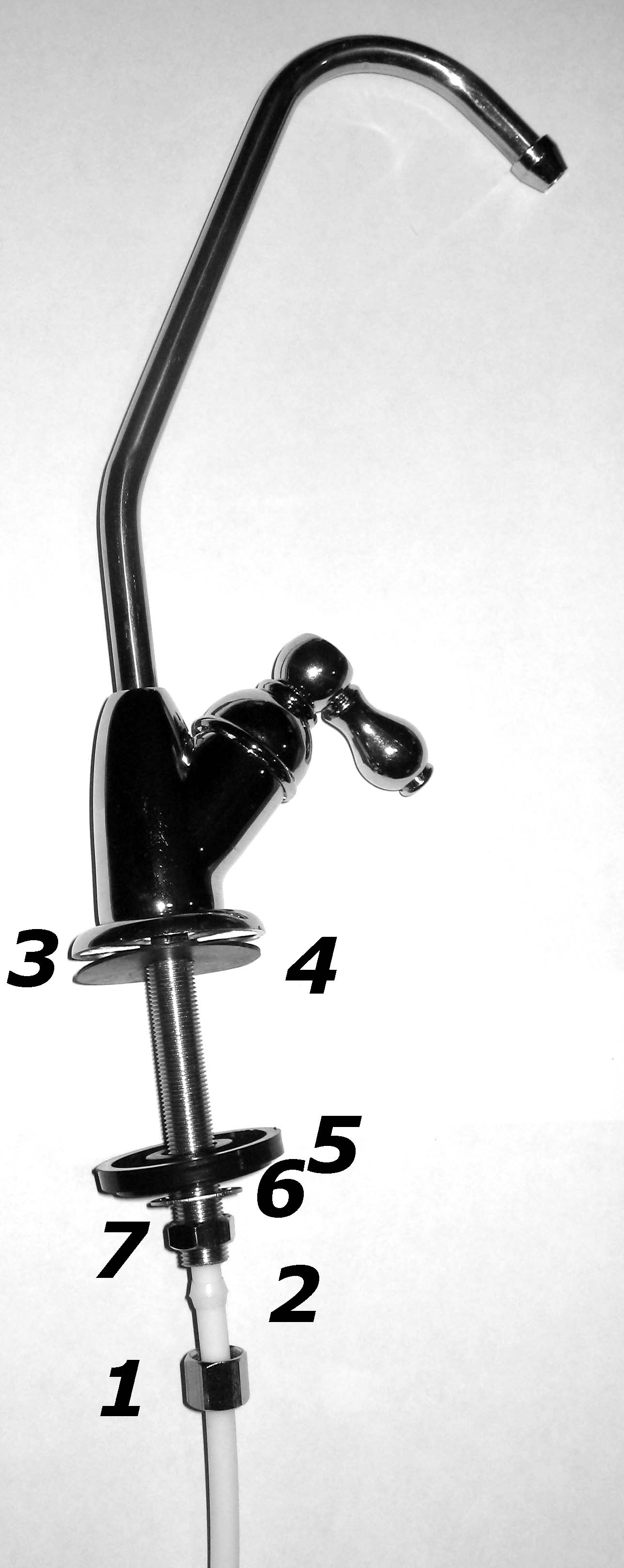 OSMOSE WASSERHAHN (F) Stellen Sie sicher, dass der Wasserhahn genügend weit in die Spüle reicht. Bohren Sie ein 6 mm Loch in den Spültisch vor. Bohren Sie nun ein 12 mm Loch.