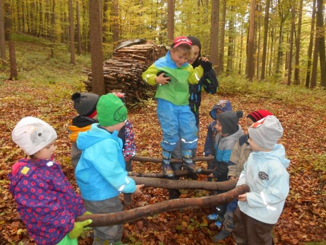 Waldleiter In 2er Gruppen machten sich die Kinder auf die Suche nach stabilen Stöcken. Anschließend sammelten wir uns und betrachteten die gefundenen Stöcke.