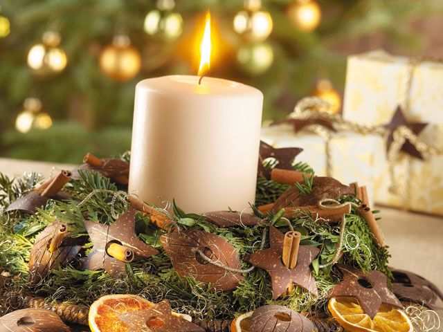 Weihnachtsmenüs 2016 Weihnachtsmenü 1 Räucherlachstatar mit lauwarmen Kartoffelrösti und Schnittlauch-Schmand an Kräutersalat im Gurkenring mit Balsamico-Dressing Pfannkuchen mit Kräuterbrät-Füllung