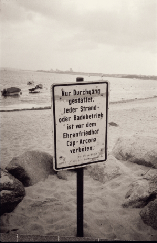 Die Lübecker Bucht Bocht van Lübeck. De pleek waar de C.A. is vergaan." ( Lübecker Bucht. Die Stelle, an der die Cap Arcona untergegangen ist.") Foto: Mark Duijtshoff, September 2003.