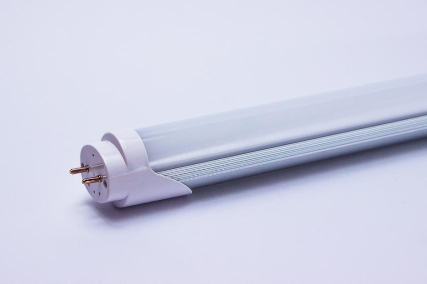 Die LED Leuchtstoffröhren sind von einem schlichten und eleganten Gehäuse umgeben. Die Enden, sowie die Unterseite sind mit wertigem Kunststoff verarbeitet.