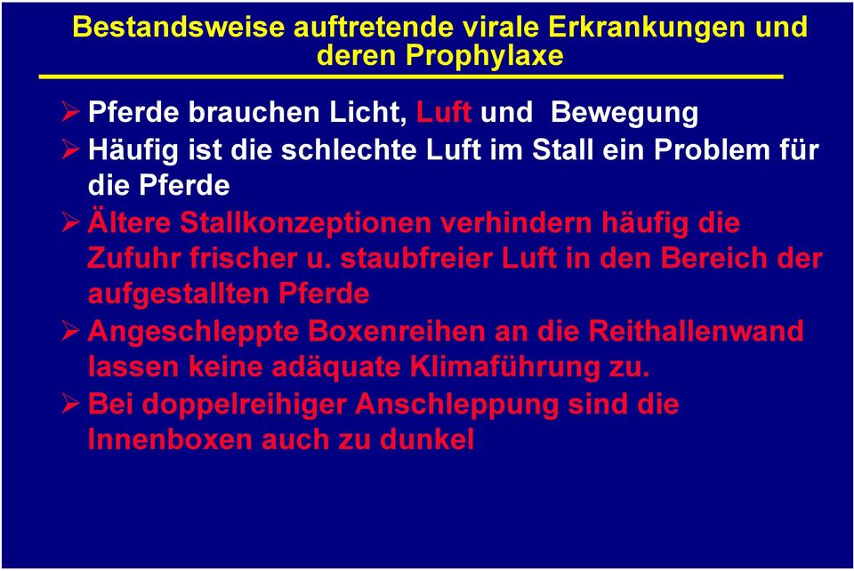 staubfreier Luft in den Bereich der aufgestallten Pferde Angeschleppte Boxenreihen an die