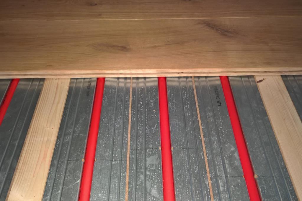 Verlegeplatte Holzprofil 16-20 mm Die Holzprofile sind an den Enden abgeschrägt, so dass die Rohrleitungen zwischen Wand und Profil geführt werden kann. Abb.
