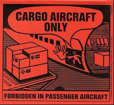 7.4.2 Cargo Aircraft Only Abfertigungskennzeichen CAO-Label: Es wird ein neues Muster für das CAO-Label eingeführt. Das bisherige Muster darf jedoch noch bis 31.12.2012 verwendet werden. 7.4.8 Abfertigungskennzeichen für Lithiumbatterien Abmessungen: 120 x 110 mm Nicht vorhanden; In 7.