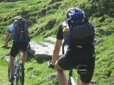 SPORTLICH FAHRRAD & MTB Ob entspannt auf einem Trekkingrad oder sportlich mit dem Mountainbike, eine Radtour durch die herbstliche Landschaft bringt Abwechslung und Outdoor-Spaß in ihr Team.