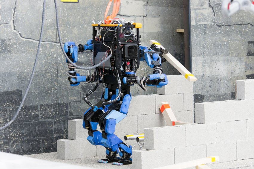 1. WAS? 2014 2013 So sehen Roboter heute aus. Quelle: http://www.spiegel.