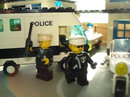LEGO Kartei 1 1 Die Polizisten haben dunkle Uniformen an. Die Fahrzeuge stehen bereit und warten auf den Einsatz.