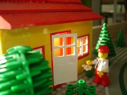 8 Herr Müller kommt gerade von seiner Arbeit nachhause. Er wohnt in einem kleinen gelben Haus mit einem roten Dach. Die weiße Haustür steht offen. Seine Ehefrau wartet schon.