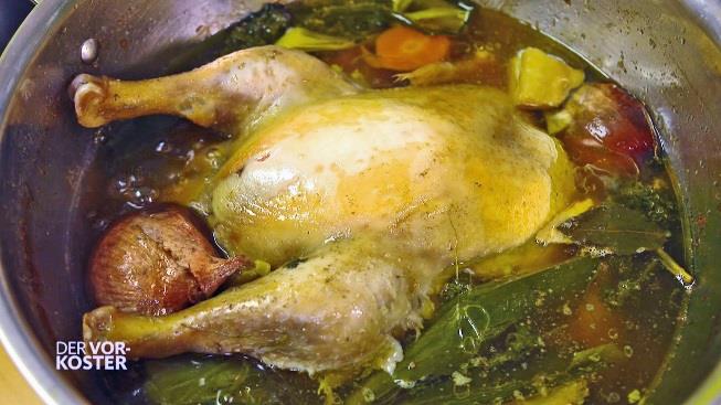 Hühnerbrühe 1 Suppenhuhn 2 Karotten 1 Knollensellerie 2 weiße Zwiebeln ¼ Wirsing Das Huhn in einen Topf geben und mit ca.