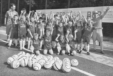 Seite 20 Sport Die Vollspann-Fußballschule bietet Fußballferiencamps für interessierte Mädchen und Jungen im Alter von 6 bis 13 Jahren in diesem Sommer erstmalig auch in der SGG-Arena -Sportplatz am