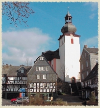 Herzlich Willkommen im Daadener Land Am Dreiländereck von Nordrhein-Westfalen, Hessen und Rheinland- Pfalz liegt in einer überaus reizvollen waldreichen Mittelgebirgslandschaft das rund 6.