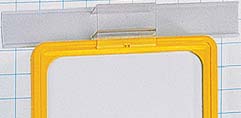 ZUBEHÖR HALTER 90 FÜR C-SCHIENE (161) Zum Einklemmen in die C-Schiene, passend für Rahmen der Reihe 100, transparent 21663-00.
