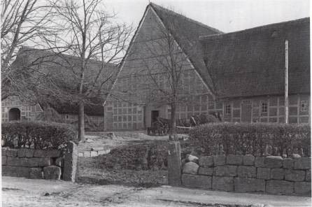 Die Hufe Delfs 1912, abgebrannt 1917 (48/ 49). 52. Eine kleine Pappdachkate. Nach alten Aufzeichnungen von 1760 soll dieses Gebäude als Altenteil des vorbeschriebenen Grundstücks Brocks gedient haben.