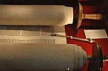 Tora Was bedeutet? תּוֹר ה Die Tora ist der erste von drei Teilen der jüdischen Heiligen Schrift, die sich aus drei Teilen zusammensetzt.
