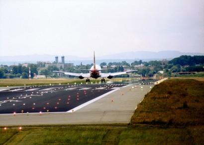 Luftverkehr Mit dem Landesflughafen Stuttgart, den Regionalflughäfen Karlsruhe/ Baden-Baden und Friedrichshafen sowie den 19 Verkehrslandeplätzen verfügt das