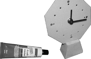 5.3 Zusammenbau der Uhr Δ Falls sich die Mittelbohrung noch nicht in deinem Ziffernblatt befindet, zuerst Bohren ( 10 mm) und Entgraten. Δ Die Unterlegscheibe richtig herum auf das Uhrwerk legen.