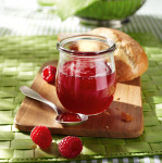 Marmeladen & Gelees Früchte verlesen, putzen, Stiele, Kerne oder Steine entfernen, evtl. waschen. TIPP Je nach Frucht wird zerkleinert, wenn nötig passieren.
