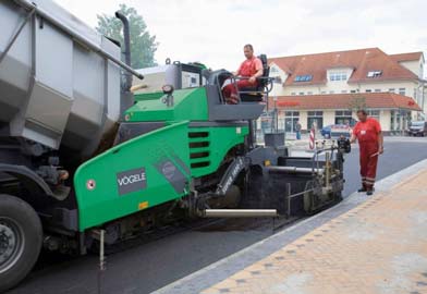 DSH-V Eigenschaften Dünne Asphaltdeckschicht in Heißbauweise auf Versiegelung Besteht aus einem für diesen Verwendungszweck zusammengesetzten Asphaltmischgut und einer Versiegelung der Unterlage mit