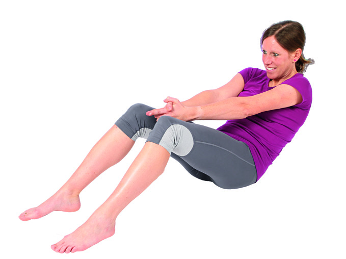 7 8 Rückenkneter Nackenkraft Beine hüftbreit, Knie beugen. Oberkörper nach vorne neigen. Daumen an die Backenknochen, Finger zum Hinterkopf. Bauch anspannen, Wirbelsäule und Po nach hinten strecken.