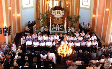 SLOVENSKÁ HUDBA VO VOJVODINE 2012 Spevokol sa aktívne zúčastňuje aj pri cirkevných sobášoch, keď priliehavými pesničkami umocňuje všetko to pekné, čo sa v živote mladomanželov práve odohráva.