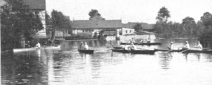 Doppelzweier von 4-500 Mark. Im September 1911 wurde berichtet, dass sich erst 86,50 Mark in der Ruderkasse befänden. Es gäbe aber schon eine Reihe Verbindungen in Jena mit eigenen Ruderbooten.