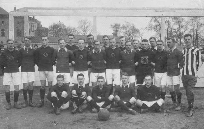 als erstes Spiel mit Militärbeteiligung, ist das Spiel der Sportclubs (SC) Jena am 25. Juni 1912 gegen das 94er Infanterie Regiment Weimar überliefert.