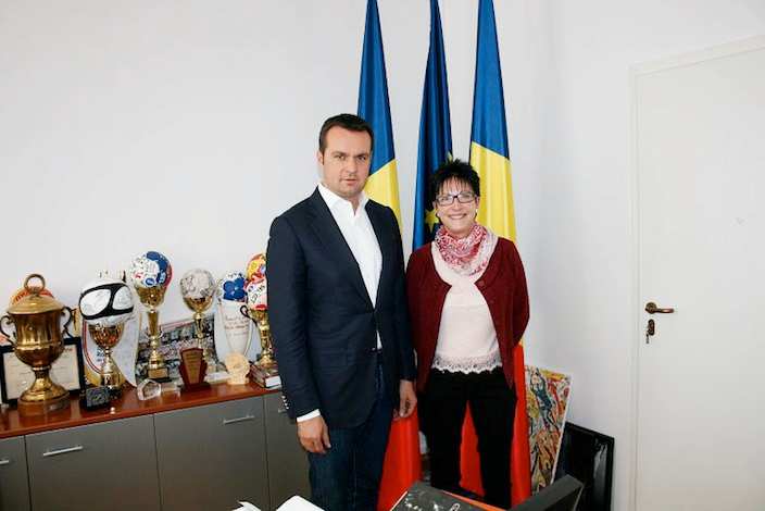 Seite 4 von 5 Gisela Hertig mit dem Bürgermeister von Baia Mare, Catalin Chereches.