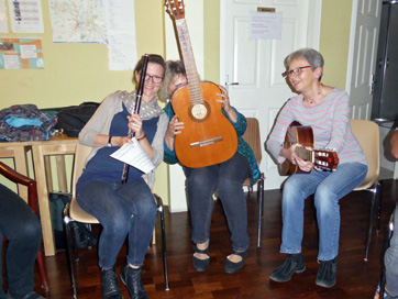 neuhofen Miteinander singen verbindet! Auf Initiative der AG-Gemeinschaft/Freizeit fand am Freitag, 13. Mai, erstmals ein Singkreis mit Flüchtlingen und NeuhofnerInnen statt.
