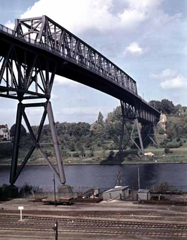 Die Prinz-Heinrich-Brücke 1911 1992 Blicken Sie entlang des Kanals sehen Sie die Holtenauer Hochbrücken.