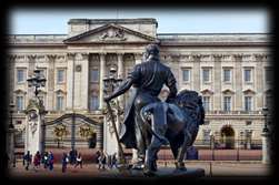 Sehenswürdigkeiten Buckingham Palace London SW1A 1AA Buckingham Palace ist der Palast von der englischen Königin. Er hat 660 große Zimmer, u.a. gibt es ein Kino, ein Schwimmbecken, ein Postamt, ein ummauerten Garten von 16 Hektar und ca.
