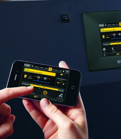 SERVICE Via Smartphone, PC oder Tablet können Sie den Kessel genauso bedienen wie auch direkt am Touchscreen.