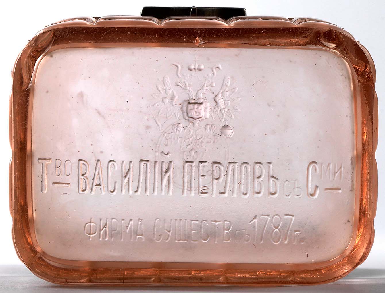 Abb. 2007-2/089 Teekasten mit Pseudoschliff, rosa-farbenes, mattiertes Pressglas, H 10,2 cm, B xxx cm, L 10,8 cm auf der Unterseite russisch-kyrillische Inschrift Vasili Perlov & Cie.