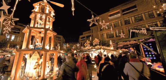 MÜNSTER IM ADVENT EIN FEST DER LICHTER Wenn der Prinzipalmarkt in goldenem Glanz erstrahlt, Kaufmannshäuser und Kirchen dezent beleuchtet und die Geschäfte festlich dekoriert sind, Lichterbäume die