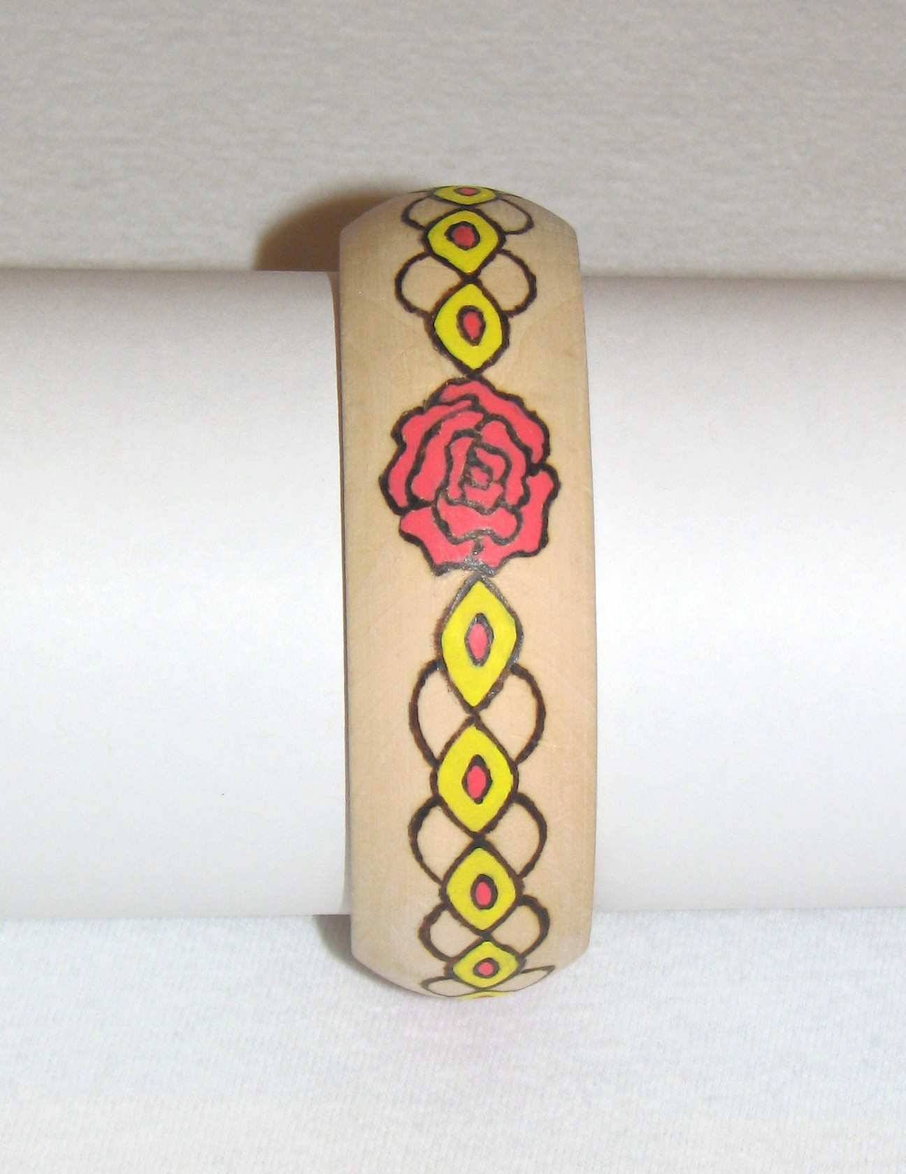 ABKL 086 Armband aus Facettenperlen von 10 und 12 mm, einer Kunststoff-Rose sowie Perlen und Anhänger aus Metall. Auf Elastikband gefädelt. ca.