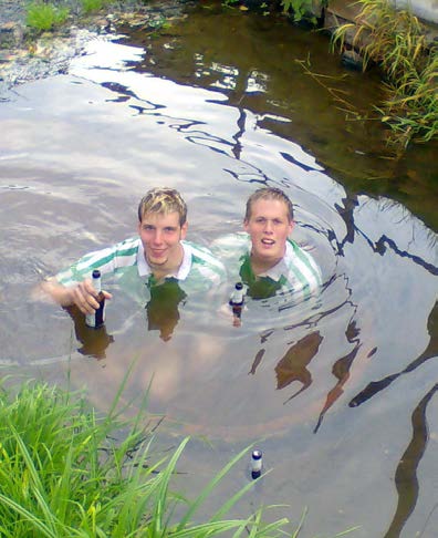 Sandro und Timo im Whirlpool vor der Kabine 31.08.08 (GWE 1 - Spfr. Ei.