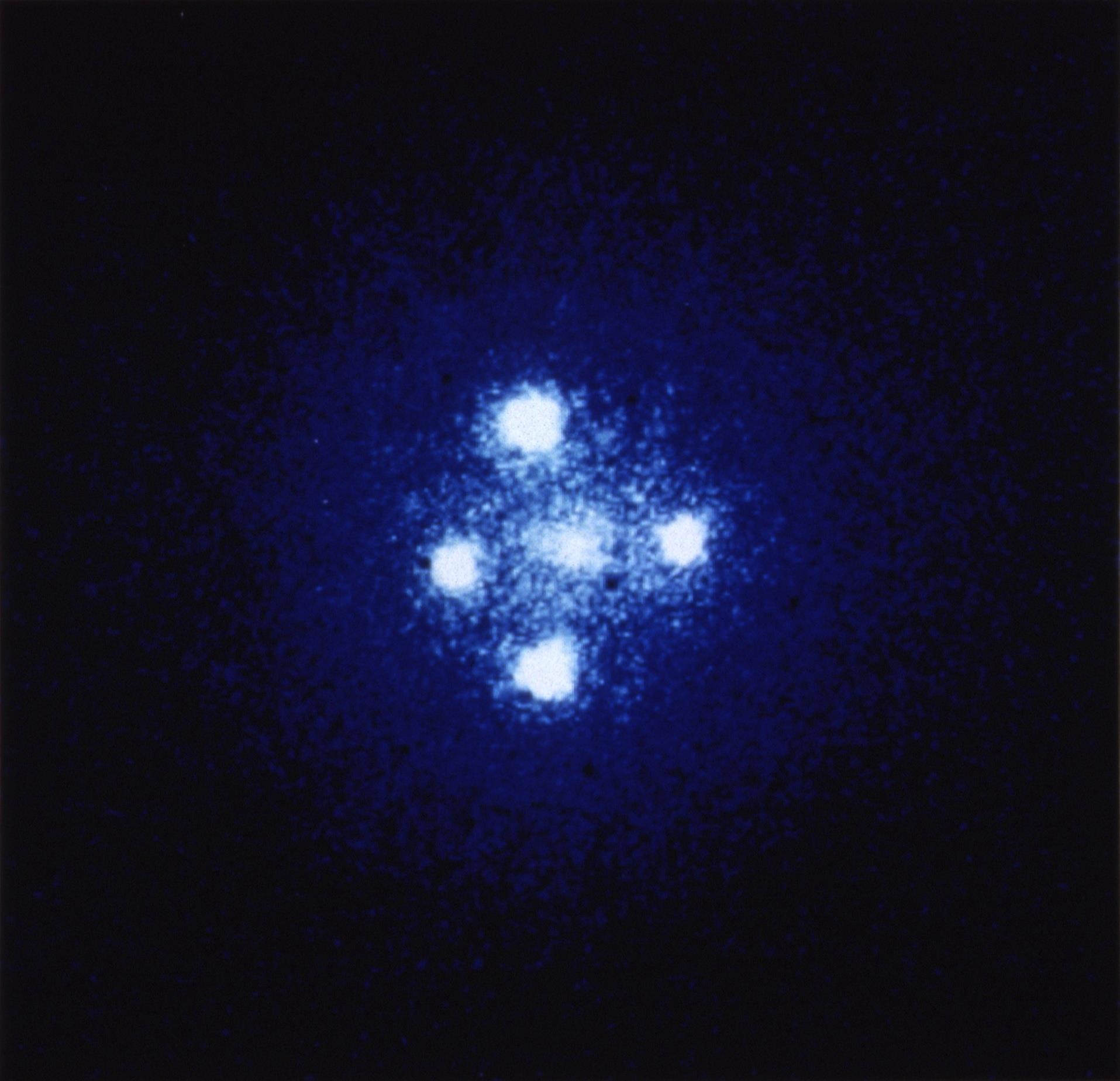 Das Einsteinkreuz ist eine spezielle Gravitationslinse. Q2237+030 Sternbild Pegasus 8 Mrd.