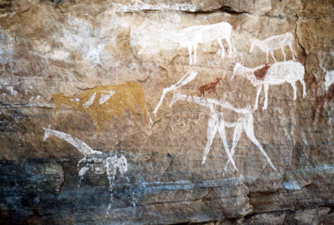 Die beiden roten Tiere wurden nachträglich in die weißen eingezeichnet. Felsbild Simbawe (Foto: StoneWatch) Aber so weit brauchen wir nicht zu gehen.