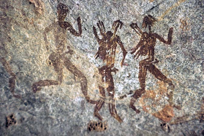Felsbild Simbawe (Foto: StoneWatch) Anzutreffen sind gravierte Darstellungen, die in der Frühzeit mit einfachen Steingeräten, später auch mit Metallinstrumenten in den unterschiedlich harten Stein