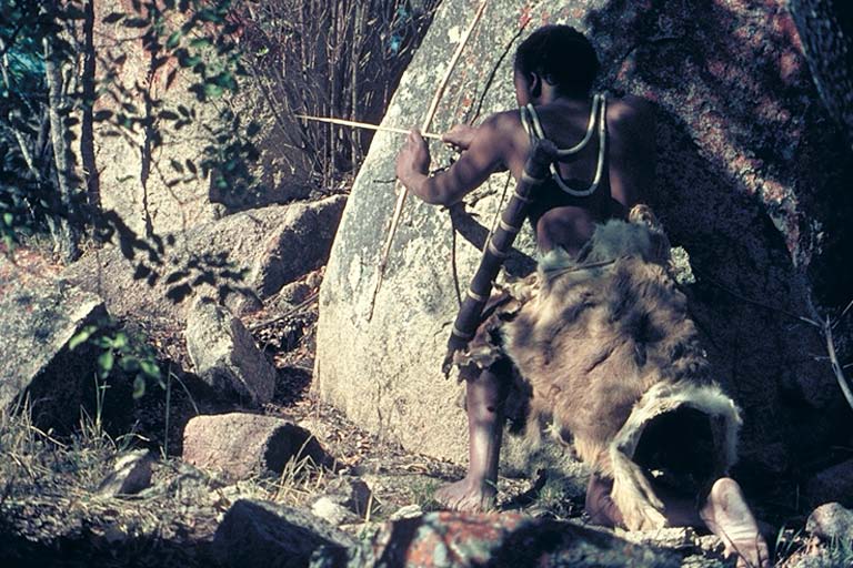 Töten auf Distanz konnte mit dem Bogen durchgeführt werden. (Foto StoneWatch) Hat der Mann sein Revier, seine Tiere, seine Vorratskammer gemalt?