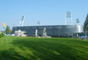Fußballarena Weser-Stadion, Bremen Blick auf Osttribüne während der Bauzeit mit zu erhaltenden Gebäudeteilen der alten Osttribüne und der neuen Fassade; nach Fertigstellung 12.