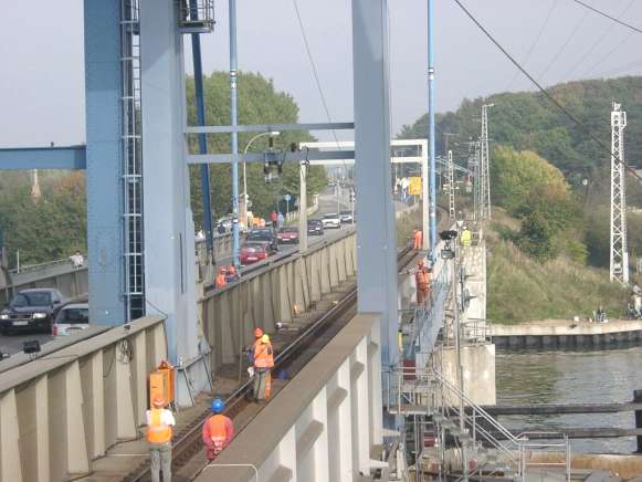 Bauwerksmonitoring Ziegelgrabenbrücke Stralsund Anschließen der messtechnisch bestückten