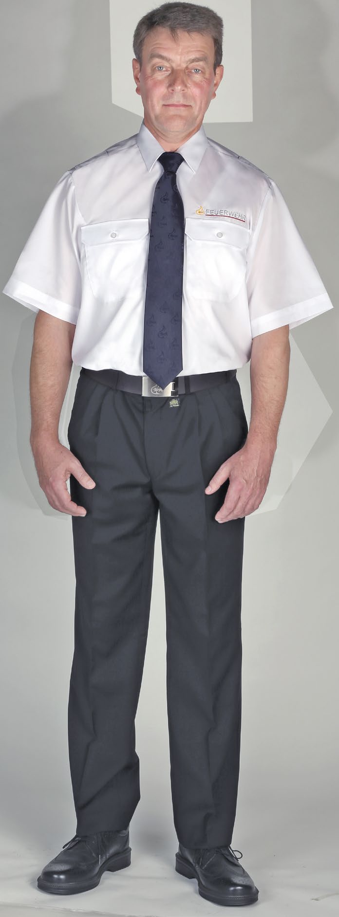 Diensthemd kurzarm 8918311 Diensthemd Kurzarm weiß Material: 100 % Baumwolle Farbe Weiß 1/2 Arm, mit Lidokragen zwei Brusttaschen mit Patte und links
