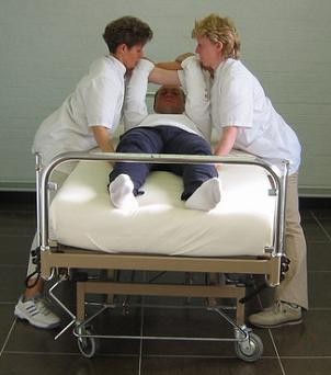 Beispiel: den Patienten im Bett nach oben ziehen Manuelle Transfermethode 1. Eine Pflegeperson o Die Betthöhe je nach Körpergröße der Pflegeperson entsprechend einstellen.