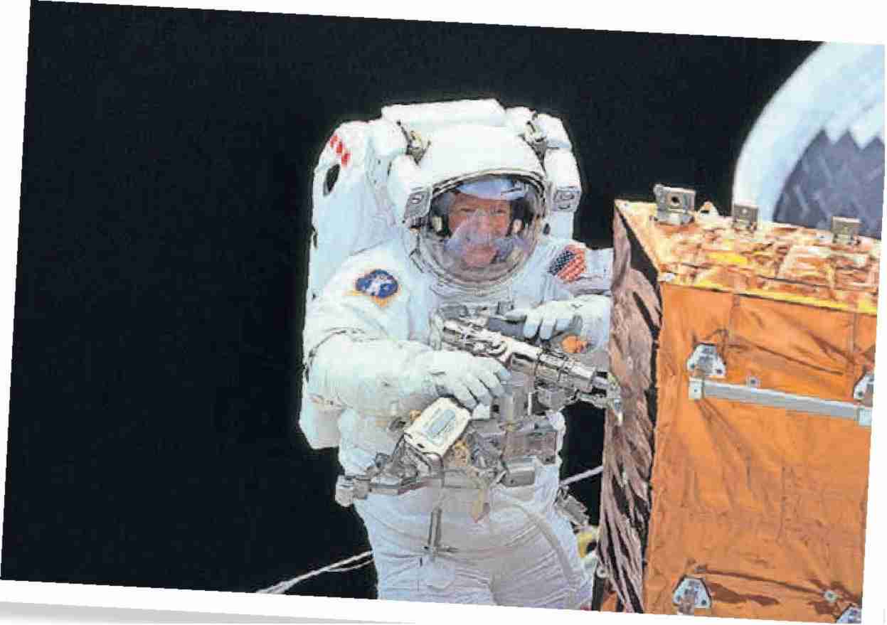 AUS DEM ARCHIV Astronaut Claude Nicollier half auf seiner Mission 1999, das Hubble-Teleskop zu reparieren.
