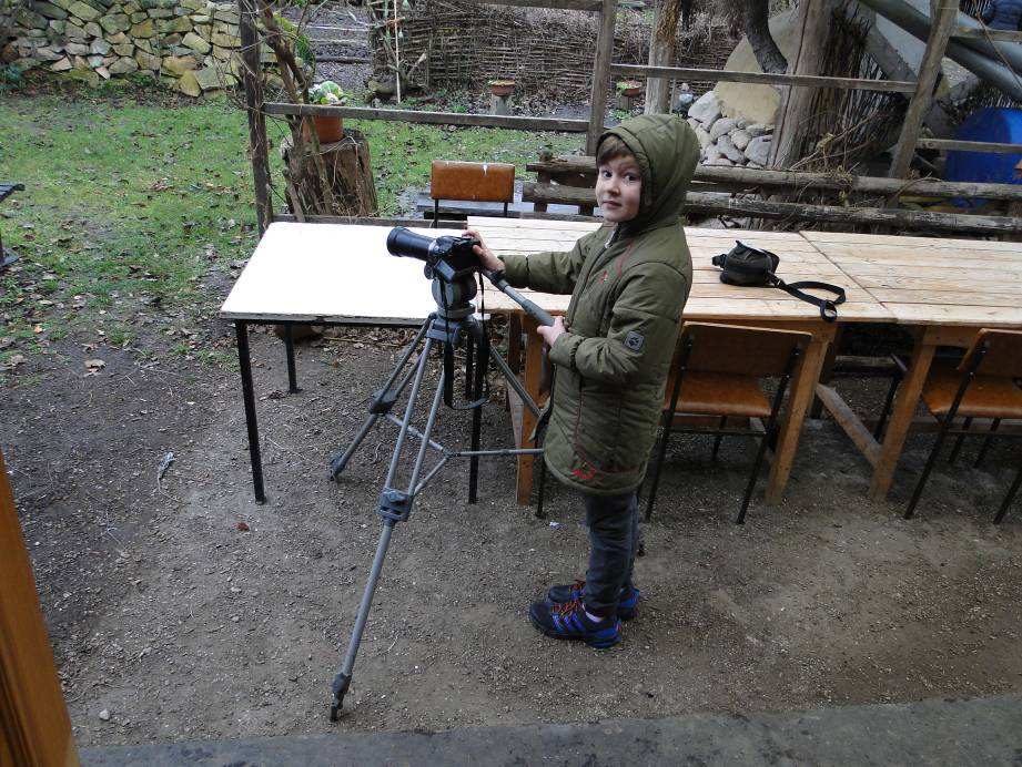 Foto 4 und 5: Naturdetektivin Anna Weihrauch übernimmt außen für 45 Minuten die Anfertigung von Belegfotos.