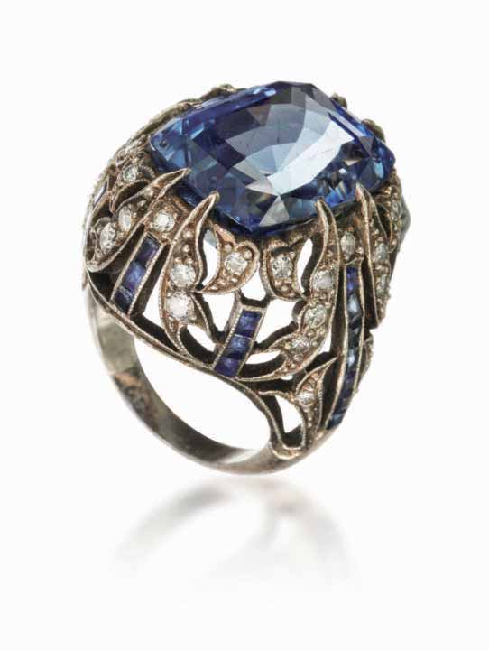 5013 Grosser Saphir-Brillant-Ring 800 Silber, späte 50er Jahre Schauseite im Zentrum besetzt mit 1 grossen, rechteckigen, facettierten und unerhitzten Saphir von ca. 21 ct.