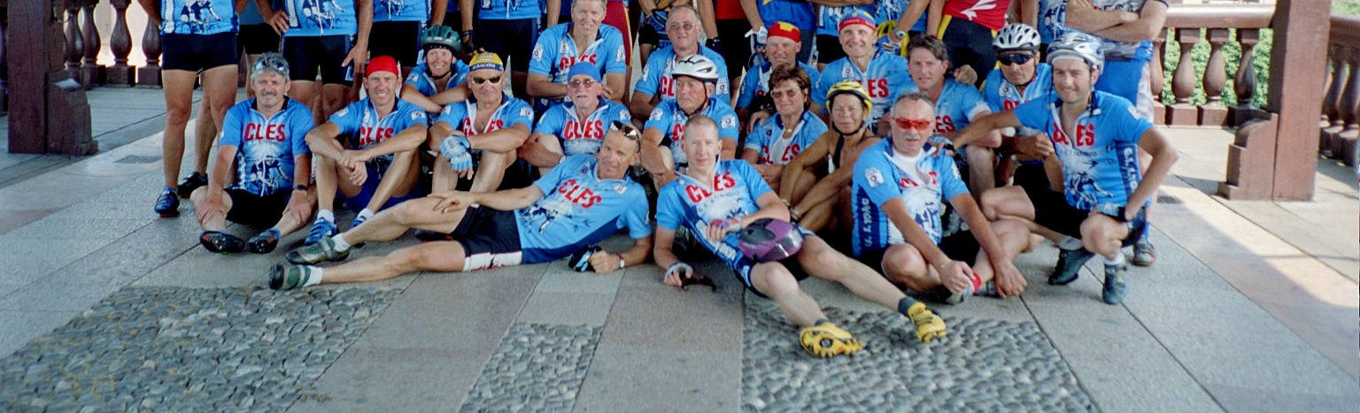 Mit den Fahrrädern zu Besuch in der Partnerstadt 2002 und 2003 2002: Eine Gruppe des Radfahrclubs CLES C.S. San Tomio besucht Peuerbach mit den Rädern und legt die gesamte Distanz von ca.